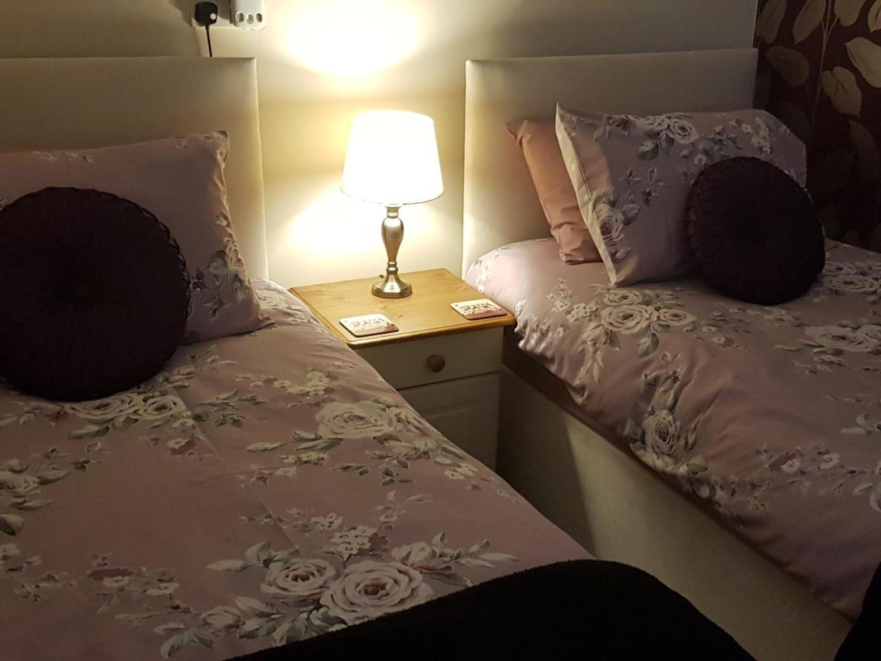 Courtneys Of Gynn Square Bed & Breakfast Blackpool Room photo