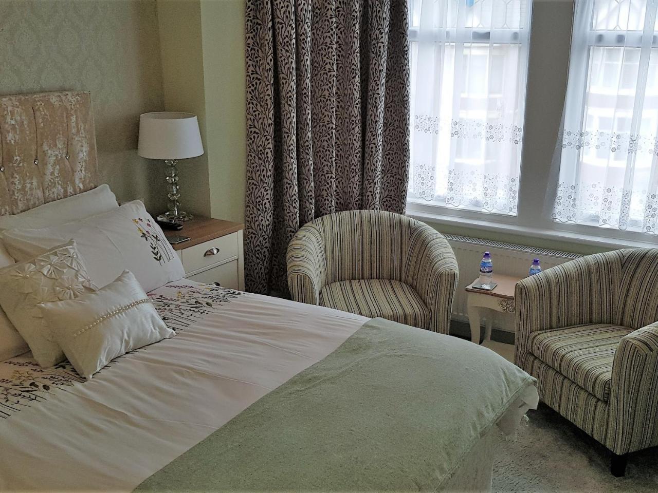 Courtneys Of Gynn Square Bed & Breakfast Blackpool Room photo